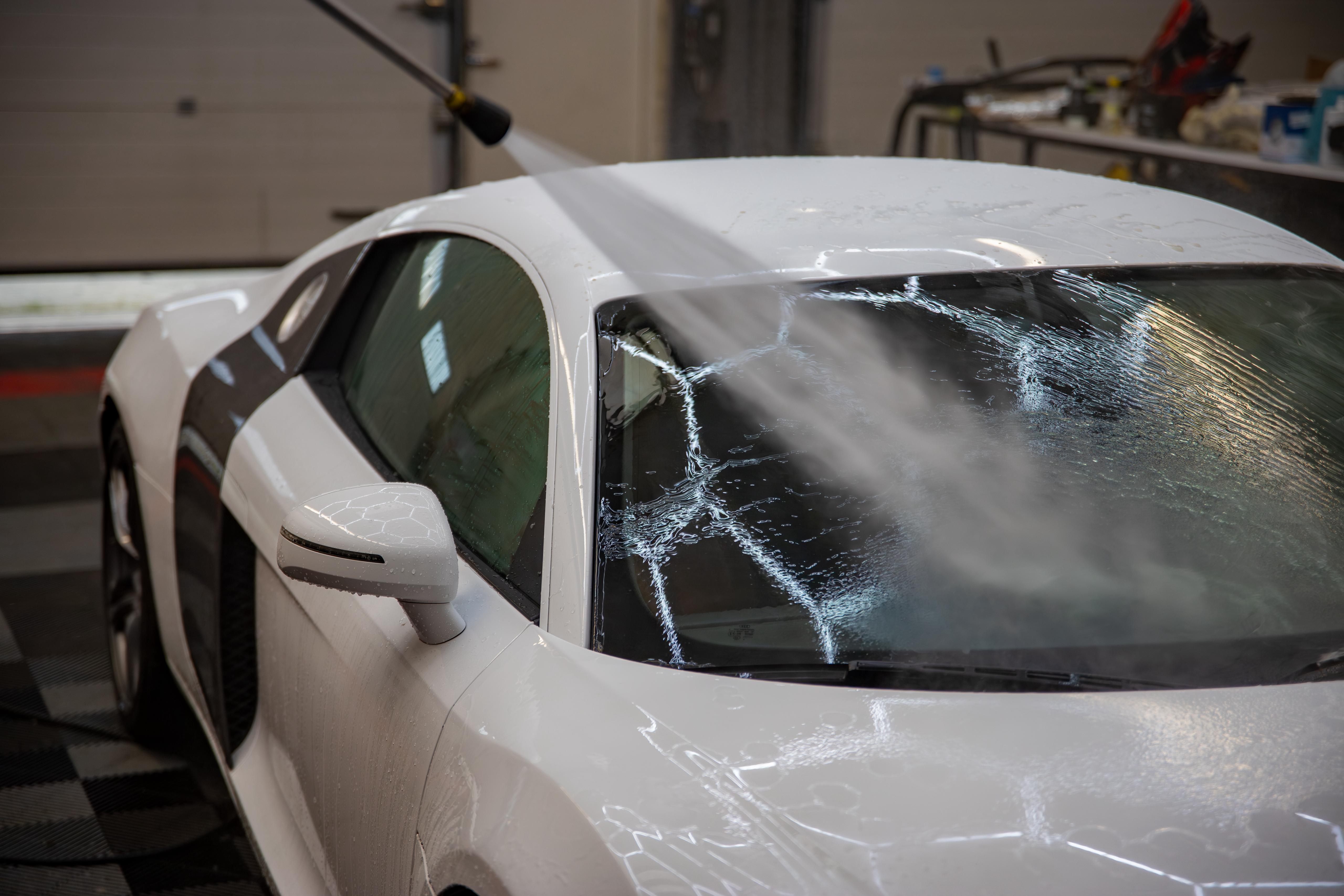 Vesipisarat auton kyljessä